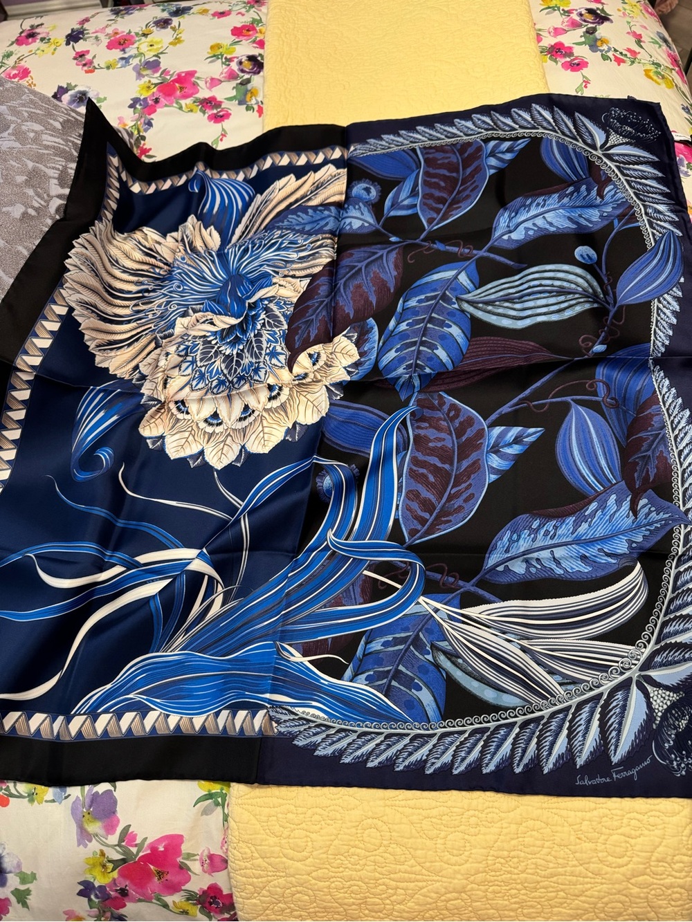 Salvatore Ferragamo silk scarf. - Picture 8 of 9